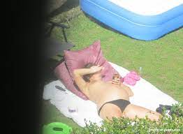 Ihre nachbarin, frau meier, bekommt am samstag einen neuen wohnzimmerschrank. Schwangere Nachbarin Nackt Im Garten Porno Bilder Und Fotos Von Amateuren