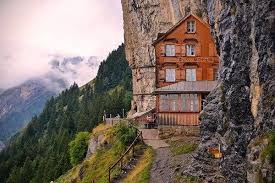 صور متنوعة منظر لفندق يقع في أعلى جبال الألب في سويسرا switzerland hotels breathtaking views places to go