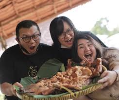 Kabupaten ini berangkat dari pemekaran kabupaten bernama mempawah. Bipang Ambawang September Ceria Rayakan Keceriaanmu Facebook