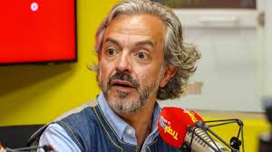 Juan Daniel Oviedo le respondió a oyente que lo insultó por ser gay