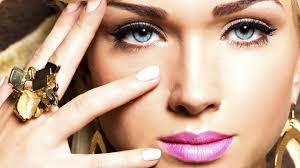 Mit dem passenden augen make up können wir die farbe unserer augen so richtig zum strahlen bringen vorausgesetzt man weiß wie s geht. Blaue Augen Schminken Schminktipps Fur Jede Gelegenheit