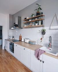 Zuhause Bei Toulouse On Instagram D I E N S T A G Anzeige Okay Ich Kann Nicht Anders Ich Muss Wieder Uber Das Kuchen Wandregal Altbau Kuche Wohnung Kuche
