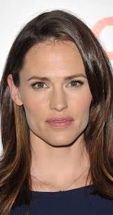 After her supporting role in pearl harbor (2001), she gained recognition for her performance as cia officer sydney bristow. Jennifer Garner Imdb