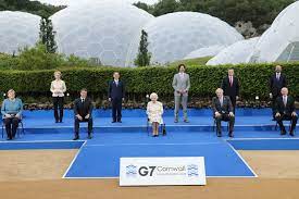 The eden project is made up of large gardens housed in tropical biomes that nestle in a crater the size of 30 football pitches. M40hejalpiirwm
