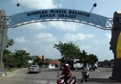 Sunan drajat dikenal karena kegiatan sosialnya dan mempelopori penyantunan pada anak yatim dan orang sakit. Coba Angkat Derajat Di Makam Sunan Drajat Surya
