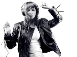 Prends garde sous mon sein la grenade sous mon sein là, regarde sous mon sein la grenade prends garde sous. Karaoke La Grenade Video With Lyrics Clara Luciani