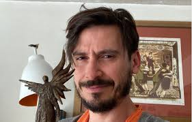 El actor álvaro espinoza demandaría a tvn. 4e04updt0hx8zm