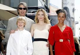 The two raised claudia together and also share a son, born in. Michelle Pfeiffer Ehemann Vermogen Grosse Tattoo Herkunft 2021 Taddlr