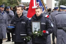 W trakcie mszy zmarły policjant został uhonorowany złotą odznaką zasłużony policjant przez szefostwo mswia. Ostatnie Pozegnanie Aspiranta Krzysztofa Weglinskiego Z Tarnobrzega Policjanta Ktory Zginal W Wypadku Jadac Na Sluzbe Zdjecia Echo Dnia Podkarpackie