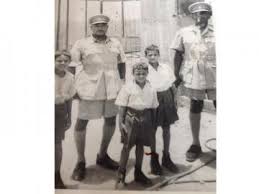 هو محمد بن عبد الله بن عبد المطلب، خاتم الأنبياء و الرسل، و رسول الله إلى البشرية بالدين الإسلامي الحنيف ليخرجهم من الظلمات إلى النور. Ø§Ù„ØµÙˆØ±Ø© Ù„Ù„ÙˆØ§Ø¡ Ø§Ù„ÙˆØ²ÙŠØ± Ù…Ø­Ù…Ø¯ Ø·Ù„Ø¹Øª ÙØ±ÙŠØ¯ ÙˆØ§Ù„Ù„ÙˆØ§Ø¡ Ø¹Ù…Ø± Ø§Ù„Ø­Ø§Ø¬ Ù…ÙˆØ³Ù‰ Ù‚Ø§Ø¦Ø¯ Ø³Ù„Ø§Ø­ Ø§Ù„Ø¥Ø´Ø§Ø±Ø© ØµØ­ÙŠÙØ© Ø§Ù„Ø±Ø§ÙƒÙˆØ¨Ø©