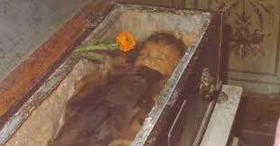 Her blue eyes are intact, like the rest of the body, and can be seen glistening in the low lights inside the catacombs. She S Been Dead For 90 Years But When You Look In Her Eyes I M Speechless Littlethings Com