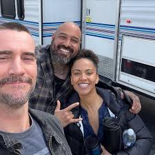 Esta noche en Mayans M.C.: yo y estos maravillosos humanos".