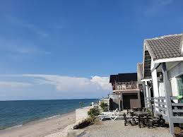 Iklim tropis, cuaca yang hangat, ombak yang cocok untuk berselancar sepuasnya, dan desir air laut di tepi pantai yang bisa anda dengar sepanjang hari. Primrose Sea View Pantai Tanjung Rhu Langkawi