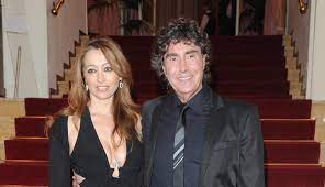 Con lui c'è tiziana giardoni, 48 anni, responsabile degli eventi di un'azienda di telefonia, sua compagna da 12 anni e moglie da due. Stefano D Orazio La Moglie Tiziana Chiarisce Le Circostanze Della Morte Radio 105