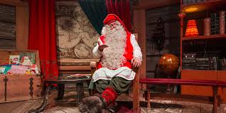 Santa claus apuntando en banner en blanco. La Casa De Papa Noel En Laponia Finlandia Es Bella Ciudad De Fotos
