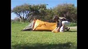 Montata con vento a 30 nodi (circa 56 km/h) e nonostante le forti raffiche, la tenda rimane ben. Camp Minima 1 Sl Sottoposta Alla Prova Maestrale In Sardegna Youtube