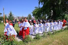 Cel ce mănâncă trupul meu şi bea sângele meu are viaţă veşnică, şi eu îl voi învia în ziua cea de apoi. Prima SfantÄƒ ImpÄƒrtÄƒÈ™anie In Parohia Trupul È™i Sangele Domnului
