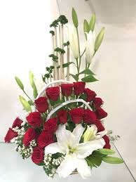 We at get best flower have a team of florists who are experts in designing the romantic and ideal floral decorations or arrangements to give away when you would like to send anniversary flowers online for celebrating the 10th anniversary, we have simple yellow daffodil to remind the pleasure of. Blooms Only Provide Anniversary Flower Delivery Online In Pune With Best Price Order Flowers And Gift Best Flower Delivery Anniversary Flowers Flower Delivery