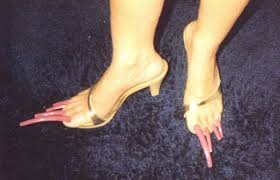 Eso es un récord mundial, y por bastante margen. 12 Pedicures Que Solo Habias Visto En Tus Pesadillas Unas Largas Pies Pesadillas A Train