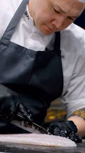 Le pâté-croûte du Chef Grégory Faye est en vente ! ✔️Un produit d'exception  ✔️Fait à la main avec des ingrédients locaux ✔️Parfait pour 15-20 personnes  ✔️Idéal pour les repas en famille ✔️Livré