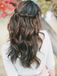 Les yeux de vos invités vont certes se tourner vers votre robe de mariée mais ils vont aussi être rivés sur le haut de votre tête ! Coiffure Pour Un Mariage Invite Les Tendances Mode Du Automne Within Coiffure Mariage Invitee Cheveux Mi Long Coiffure Mariage Coiffures Frisees