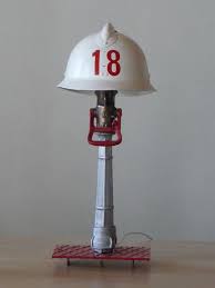 Casque De Pompier Detourne Etagere Bois Flotte Pompier Casque De Pompier