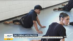 Pedreiro de SP realiza sonho de se apresentar no Festival de Dança de Joinville