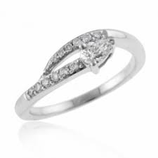 Que vous recherchiez un cadeau ou que vous souhaitiez vous faire plaisir, n'hésitez pas à consulter notre large sélection de bagues tendances ou intemporelles. Achetez Vos Bagues De Fiancailles Pour Femme A Petit Prix Le Manege A Bijoux Le Manege A Bijoux