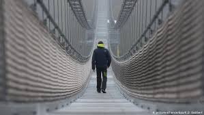 Esta ponte pedonal suspensa terá um vão de 516 metros e uma altura aproximada de 175 metros com a largura útil do tabuleiro de 1,20m. Maior Ponte Pensil Para Pedestres Do Mundo Veja Todo O Conteudo Audiovisual Publicado Na Mediateca Dw 08 05 2017