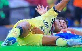 Giovani dos santos tuvo que salir de cambio durante el clásico nacional tras una fuerte entrada de antonio briseño. America Vs Chivas Dos Santos Sufre Fuerte Lesion En Clasico Nacional