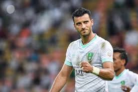 أعلن هداف الدوري السعودي ومحترف النادي الأهلي اللاعب عمر السومة، عن عرض قميصه الذي حقق به بطولة الدوري الموسم الماضي، للبيع في مزاد خيري، مؤكدا أنه سيتبرع بقيمته لطلاب حلقات جمعية خيركم لتحفيظ القرآن بجدة. Ù…Ø¯Ø±Ø¨ Ø§Ù„Ø£Ù‡Ù„ÙŠ Ø§Ù„Ù…ØµØ±ÙŠ ÙŠØµØ¯Ù… Ø¹Ù…Ø± Ø§Ù„Ø³ÙˆÙ…Ø©