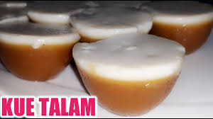 Kue putu yang dijajakan tersebut menggunakan gula merah pada isian dan dicetak menggunakan bambu. Resep Dan Cara Membuat Kue Talam Kue Jadoel Youtube