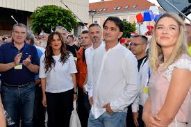 Sözcü gazetesi fenerbahçe muhabiri sercan hamzaoğlu, ali koç'un bahsettiği 3 teknik direktörden birinin hırvatistan milli takımı'nın hocası zlatko dalic olduğunu iddia etti. Dalic Smjenjivali Su Me Jos U Americi Odlucio Sam Otici Ali Kada Se Sjetim Doceka I Ljudi