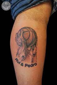 21 full force dragon ball tattoos. Schwarzer Und Grauer Stil Farbiges Bein Tattoo Von Handen Die Ball Halten Und Schriftzug Tattooimages Biz