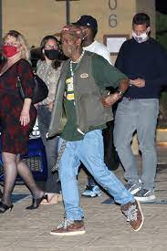 Travis scott fashion travis scott outfits travis scott clothing travis scott height travis scott style men looks rapper travis scott surprises crew and customers at mcdonald's for the launch of the travis scott meal. Travis Scott In Baggy Clothes Travis Scott In Baggy Clothes 2021 Travis Scott Co Branded Ts 19fw Multi Pocket Functional Overalls Long Sweatpants From Jameuionse 47 44 Dhgate Com Pizza With