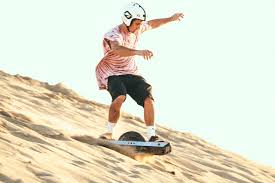 Unlike the electric unicycle, the riders feet (and body) are typically pointed at a perpendicular angle to the wheel and direction of travel. Is Onewheel Xr The Future Of Personal Transportation Gearjunkie