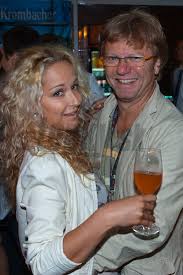 Apríla 1959 v bratislave v znamení býk. Kramar Skoncil Sam Zena Zbalila Deti A Odisla Galeria Topky Sk