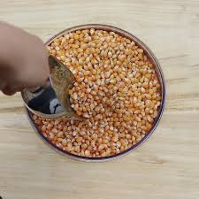 Iniziamo preparando i pop corn versando all 'interno di una padella bassa e larga un filo d' olio, facciamo scaldare bene e poi aggiungiamo i chicchi di mais. Varieta Di Mais Italiano Per Popcorn Da Agricoltura Biologica