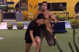 O big fone, telefone que fica dentro da casa e toca em momentos aleatórios, é sempre um dos por isso, o telefone da casa mais vigiada do brasil é sempre muito aguardado pelos fãs do bbb. Bbb 20 Globo Diz Que Vai Rever Big Fone Para Saber Se Petrix Empurrou Pyong Lee