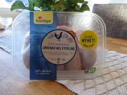 Nu tar vi fågelvägen med kronfågel kronfågel sol&sprätt hel kyckling sol&sprätt har många olika kycklingdelar att välja på Urbenad Hel Kyckling Fran Kronfagel Nyhet Leva Sunt