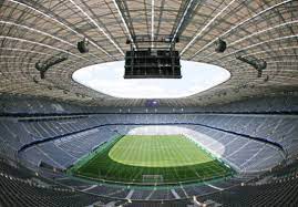 Widely known for its exterior of inflated etfe plastic panels, it is the first stadium in the world with a full colour changing exterior. Allianz Arena In Munchen Fassade Sport Freizeit Baunetz Wissen