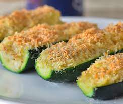 Adagiare le zucchine ripiene di pesce spada in una pirofila, versare sopra un filo di olio e cuocere in forno caldo a 250° statico fino a doratura. Zucchine Ripiene Al Forno Con Merluzzo Marinato Di Say Yummy