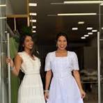 Vestidos brancos que exaltam a elegância: um midi com bordados florais  delicados, mangas e cinto que marca a cintura, e outro longo com alças  grossas e renda sofisticada, perfeitos para composições ...