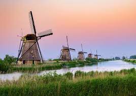De même, si vous êtes attiré par des paysages colorés, les environs de haarlem et leyde, ainsi que ceux de den helder, breezand et anna paulowna, sont. Les 12 Plus Beaux Endroits A Visiter Aux Pays Bas