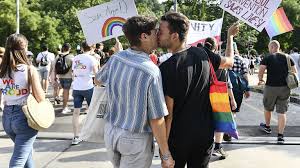 Miles de personas se suman en solidaridad a la marcha LGBT+ en Hungría