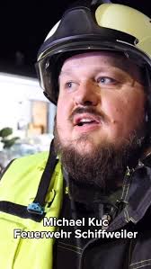 🚨 Schwerer Unfall in Landsweiler-Reden! 🚨, Ein 27-Jähriger kracht am  späten Dienstagabend in ein geparktes Auto., 👉 Er wurde im Wagen  eingeklemmt und musste von der Feuerwehr befreit werden., 👉 Mit ...