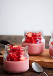 Petits Poudings Aux Fraises Aux Framboises Au Chocolat Blanc Trois Fois Par Jour Recipe Yummy Food Dessert Food Dessert Recipes
