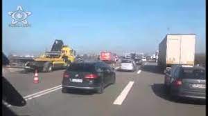 Un român în vârstă de 49 de ani, aflat la volanul unui tir încărcat cu granule de plastic a observat prea. Accident Germania Autostrada A9 Bmw Ford Youtube