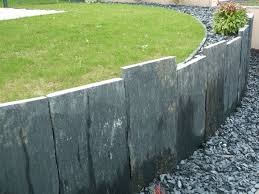 Cependant après deux ans de vécu nous préférerions un mur de clôture faisant également office de soutènement. Marches Retenues De Terre Murets Pilliers Paysagiste Angers Claude Chevalier Marches Jardin Bordure Jardin Jardin En Pente