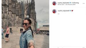 Ada yang diakuinya sebagai pacar, tapi ada pula. Siapa Teman Spesial Yang Digandeng Sophia Latjuba Di Eropa